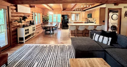 Serene Private Luxury Escape w/Beautiful Porches, Spa Patio & Fun Game Rooms