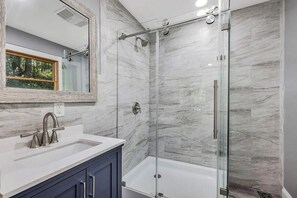 Dusche, Handtücher, Seife, Toilettenpapier