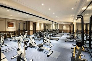 A gym with various exercise equipment, including treadmills, stationary bikes, and weight machines. - Floral Hotel·Yangshuo Shiyin Yue Hotel (Yangshuo Xijie Shili Hualang Branch) (Yangshuo)