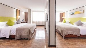 A hotel room with two beds, a large mirror, and a view of the hallway. - Floral Hotel·Yangshuo Shiyin Yue Hotel (Yangshuo Xijie Shili Hualang Branch) (Yangshuo)