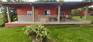 ファミリー キャビン | デスク、ノートパソコン用作業スペース、遮光カーテン、アイロン / アイロン台