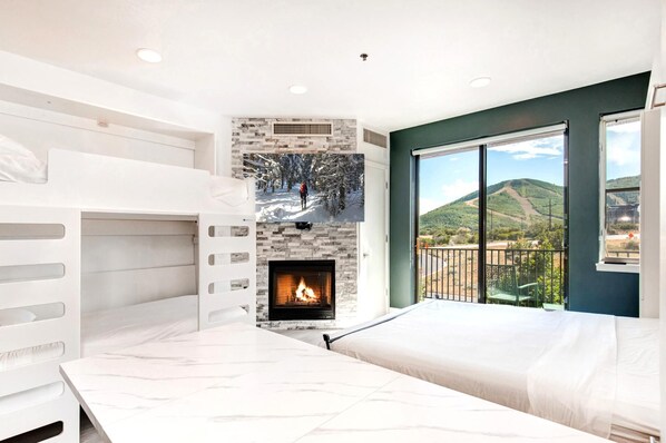 Een strijkplank/strijkijzer, reisbedje, gratis wifi, beddengoed