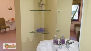 Hair dryer, towels, soap, toilet paper - STUDIO Lilija, 2 osebi - GARSONJERA (Radovljica)