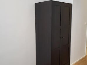 Apartamento, 2 quartos | Guarda-roupa