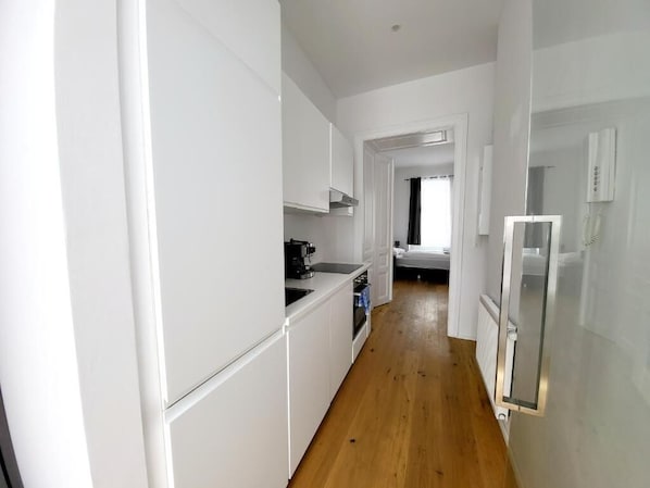 Apartamento, 2 quartos | Cozinha privada | Geladeira, micro-ondas, fogão, cooktop