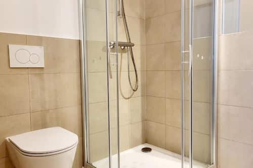 Appartement, 2 chambres | Salle de bain | Douche, séchoir à cheveux, serviettes fournies, savon