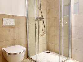 Apartamento, 2 quartos | Banheiro | Chuveiro, secador de cabelo, toalhas de banho, sabonete