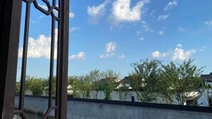 Μια θέα μέσα από μια μεταλλική πύλη, με καθαρό ουρανό και κτίρια στο βάθος.