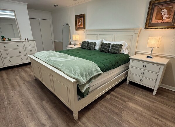 4 室のベッドルーム、デスク、アイロン / アイロン台、WiFi