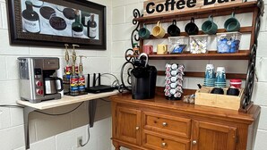 Un bar à café équipé d’une machine à café, de sirops Torani et d’un présentoir à tasses.
