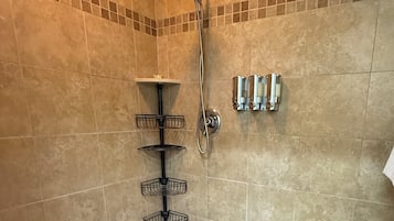 Douche, sèche-cheveux, serviettes fournies, savon