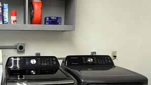 Un appareil combiné lave-linge et sèche-linge à chargement frontal, en acier inoxydable, doté d’un panneau de commande et d’un lave-linge à chargement frontal.