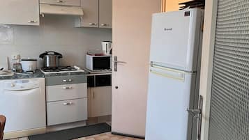 Kühlschrank, Mikrowelle, Ofen, Kochgeschirr/Geschirr/Besteck