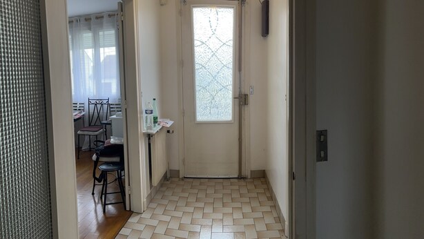 A narrow hallway with a tiled floor, a white door with frosted glass, and a radiator on the wall. - Maison Carpe Diem Maximum Pour 4 Personnes (Romilly-sur-Seine)