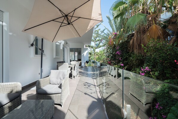 Terrace/patio - Luxury Residence with Private Beach (Bouznika)