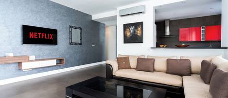 Smart TV, fireplace, table tennis