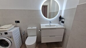 Dusche, Haartrockner, Bidet, Handtücher