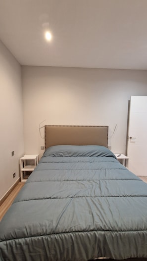 2 bedrooms, desk, free WiFi, bed sheets - Salt and Sea. Exclusive! Apartment 20 meters from Almeria's El Zapillo beach. (Almería)