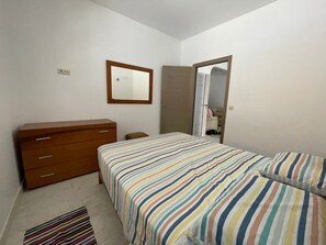 3 quartos, ferros/tábuas de passar roupa, roupa de cama