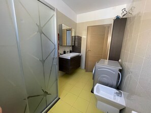Dusche, Haartrockner, Bidet, Handtücher