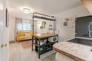 Interior - Cozy studio on Conesus Lake with WiFi and AC in wonderful Livonia (Livonia)