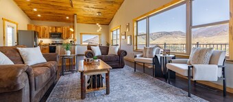 Soak in Panoramic Views • Wapiti Cabin, Dogs OK