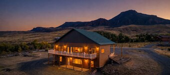 Soak in Panoramic Views • Wapiti Cabin, Dogs OK