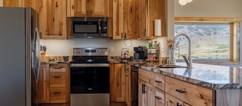 Soak in Panoramic Views • Wapiti Cabin, Dogs OK