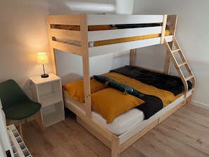 2 habitaciones, tabla de planchar con plancha, cuna de viaje y internet 