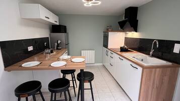 Réfrigérateur, micro-ondes, four, plaque de cuisson