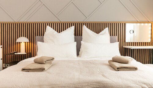 Accessible Luxury Oasis - SnapLiving Apartments - LUXURY & Comfort