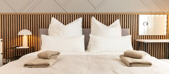 Accessible Luxury Oasis - SnapLiving Apartments - LUXURY & Comfort