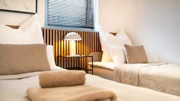 2 Schlafzimmer, Schreibtisch, Bügeleisen/Bügelbrett, Reisekinderbett