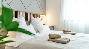 2 chambres, bureau, fer et planche à repasser, lit parapluie