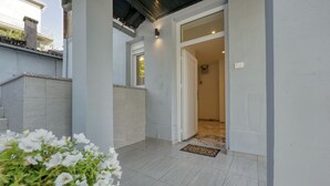 Superior Apartment, Courtyard View | Terrace/patio - Apartment de Artiste Zagreb (Zagreb)