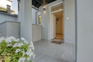 Superior-Apartment, Blick auf den Innenhof | Terrasse/Patio