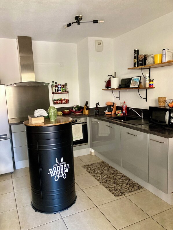 Fridge, microwave, oven, stovetop - Appartement Calme!, à 10 Minutes du Centre de Nice (Nice)