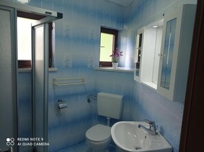 Dusj, hårføner, håndklær og såpe