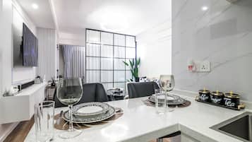 Apartamento luxo, 1 cama King, cozinha, vista para a cidade | Área de estar | Smart TV, mesa de pingue-pongue