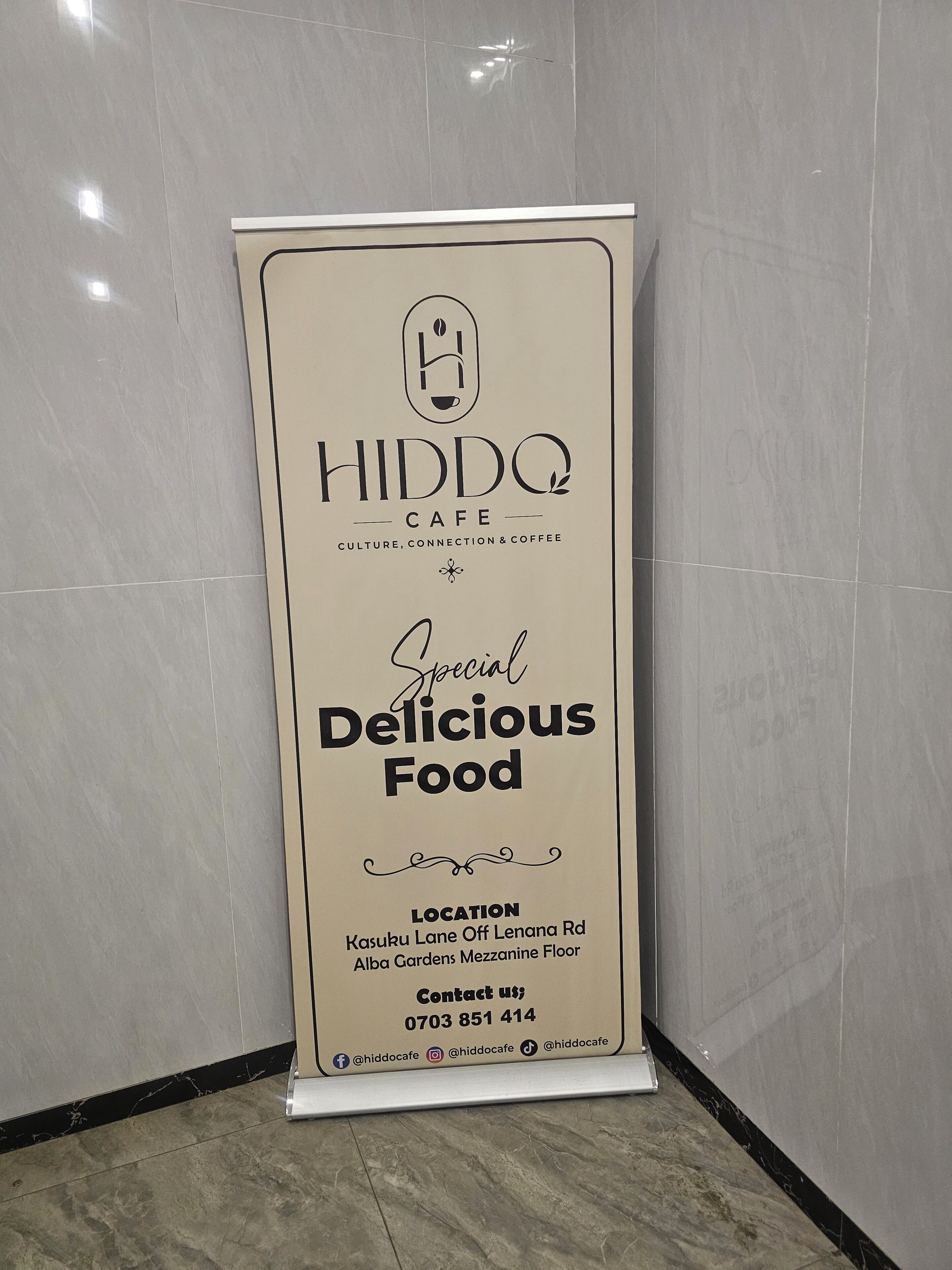 Cartel vertical para el café Hiddq, con logotipo, nombre e información de contacto.
