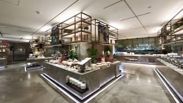 Un interior moderno con una isla central de exhibición, varios niveles de asientos y una distribución espaciosa.