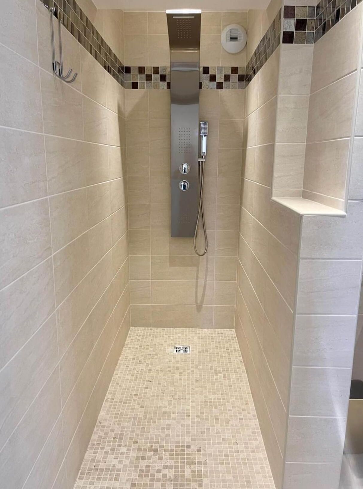 Douche, serviettes fournies, papier toilette