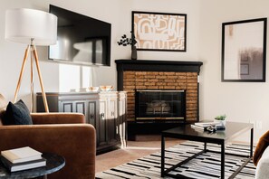 Smart-TV, Kamin, Arbeitsbereiche