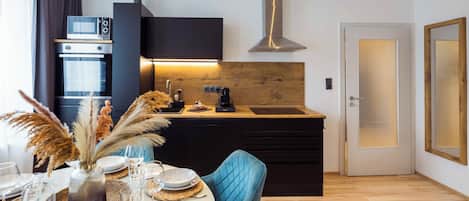 Réfrigérateur, four à micro-ondes, un four, surface de cuisson