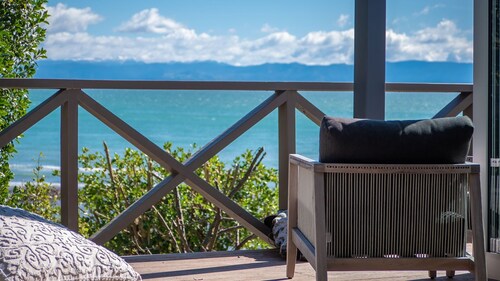 Enjoy this gorgeous cottage in island paradise with stunning ocean views