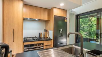 Coffee/tea maker, fridge, dishwasher, electric kettle