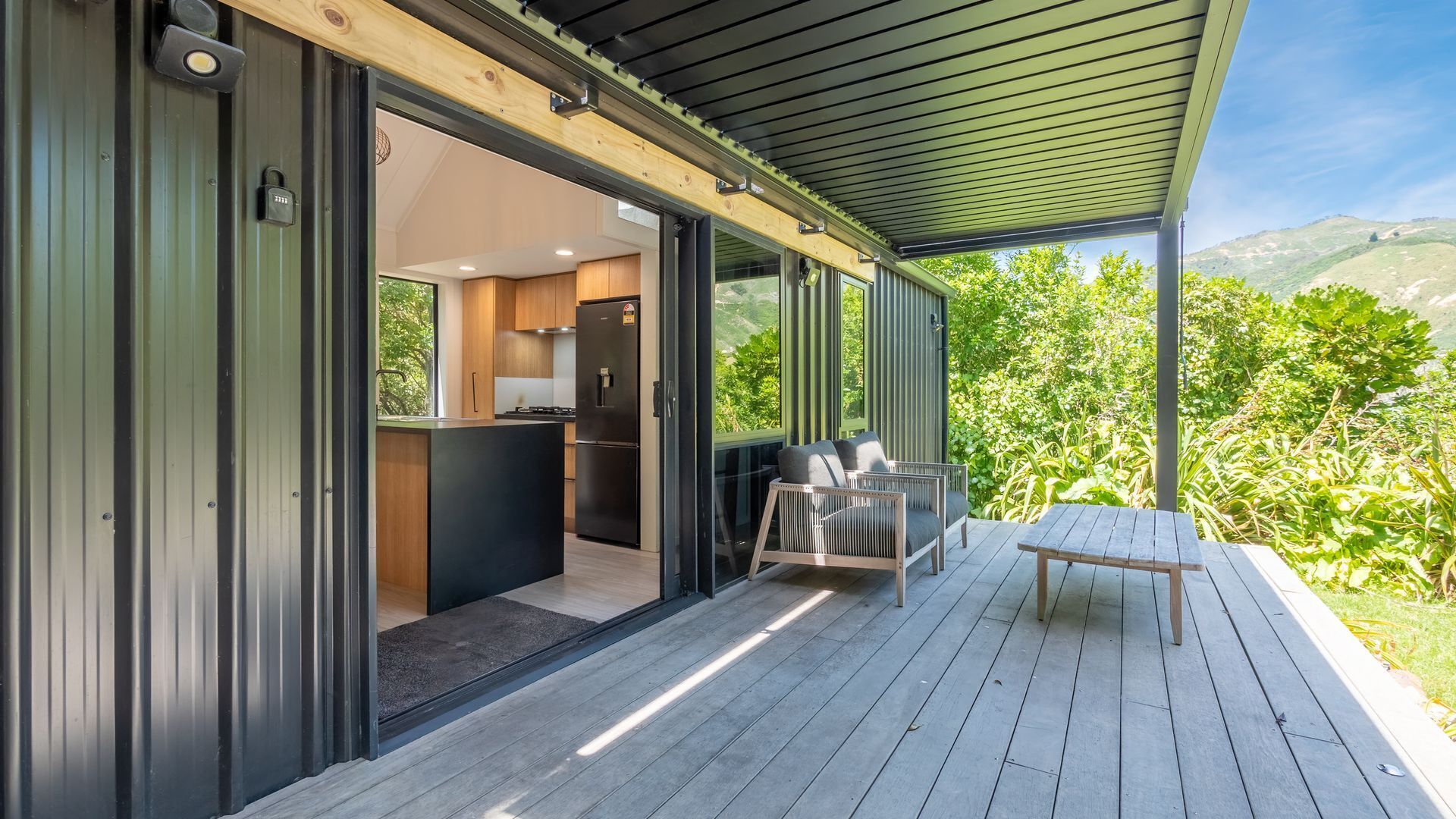 Cocina de concepto abierto con comedor y vistas al exterior.