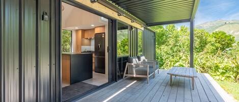 Cocina de concepto abierto con comedor y vistas al exterior.