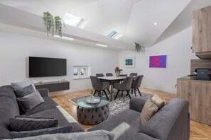 Premium-Apartment, Strandblick | Wohnbereich | Flachbildfernseher