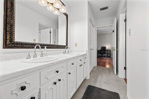 Hårtork, handdukar, tvål och schampo